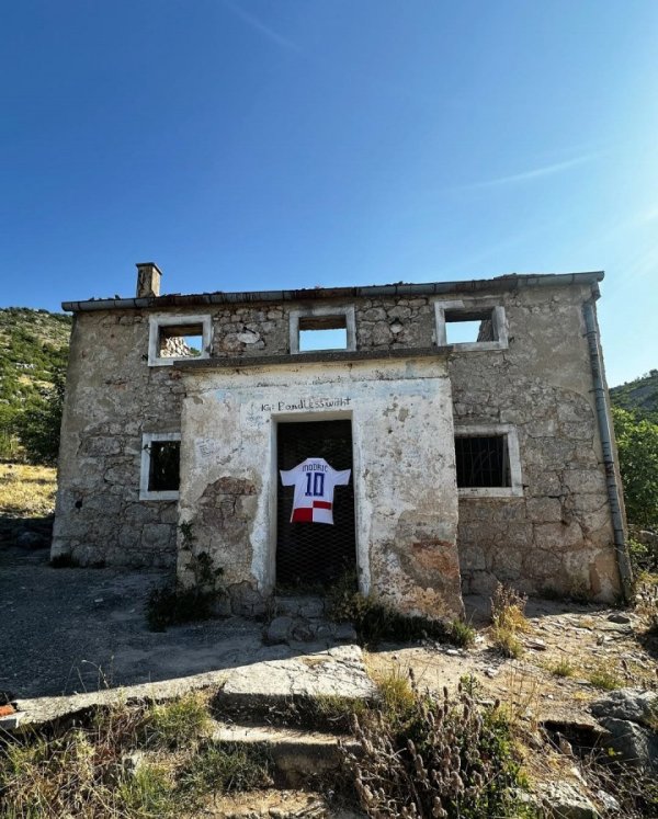 祥盛期权 格瓦迪奥尔参观莫德里奇童年时被战火摧毁的房子, 并挂上魔笛球衣